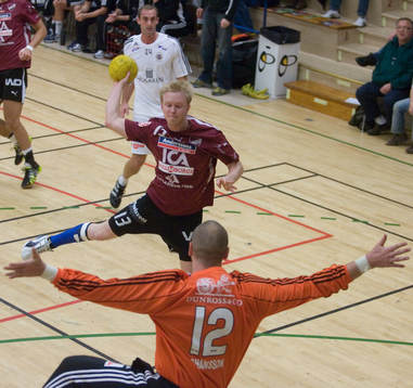 Nicklas Gudmundsson överlistar Peter Johansson i Heim
