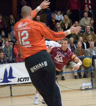 Linus Asu vrider in ett skott i comebacken
