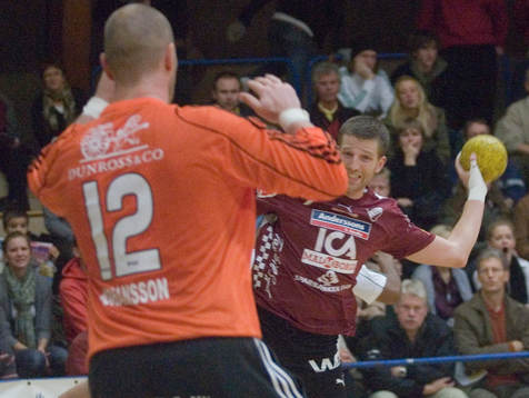Linus Asu vrider in ett skott i comebacken