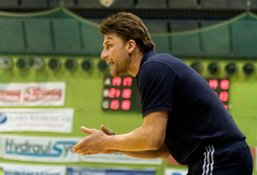 Tränare Anders Larsson, Ystad, manar på sina spelare