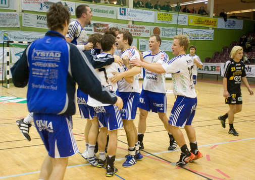 Vild glädje hos Ystads-spelarna