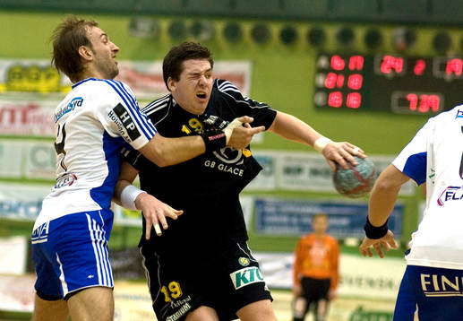 Jonathan Stenbäcken, Sävehof, blir stoppad framför