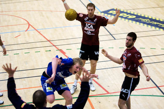 Joakim Larsson lobbar över Fredrik Andersson