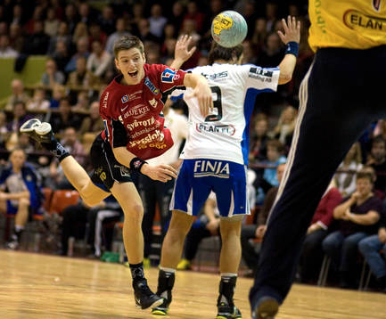 Niclas Ekberg, IFK Ystad, försöker ett skott