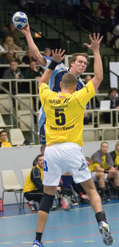 David Isomäri, Västerås, skjuter förbi malmöspelare