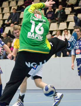 Kalle Sjödin, Malmö, skjuter