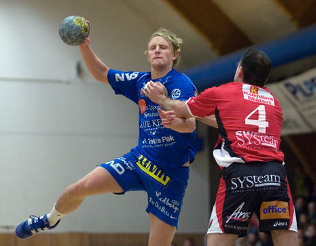 Ulf Tallhage får en knuff i bröstet