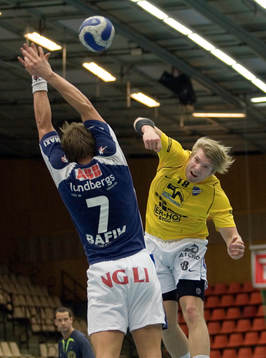 Kalle Sjödin skjuter förbi Daniel Adolfsson