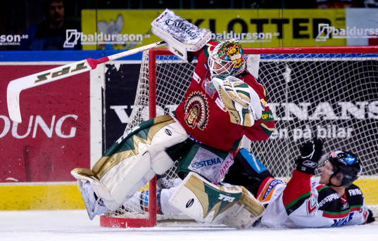 Joel Gistedt, Målvakt, Frölunda, rammas av Eric Beaudoin,