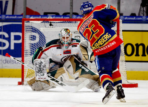 Joel Gistedt, målvakt Frölunda räddar straff som Fredrik