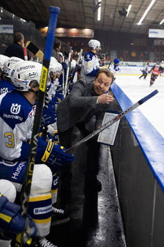 Per Mårts, tränare, HV 71, ger instruktioner