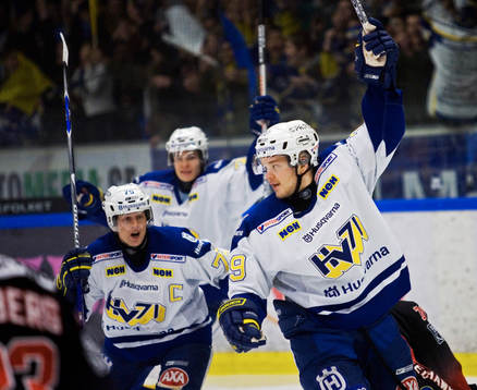 2-2,  Jukka Voutilainen har slagit in en retur och hela