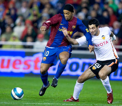 Ronaldinho, Barcelona håller undan bollen från Raul
