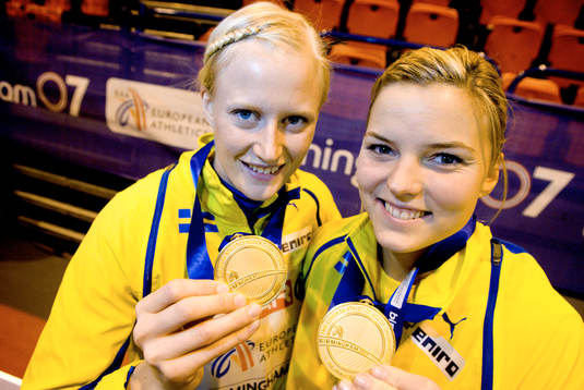 Carolina Klüft och Susanna Kallur håller upp sin