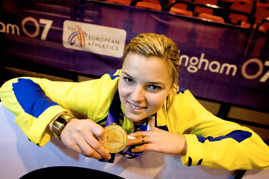 Susanna Kallur med guldmedaljen. Guld, medalj