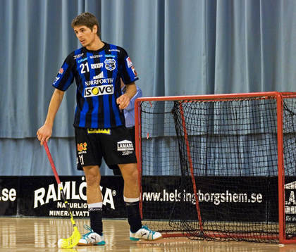 Alexander Nede deppar och tar ut bollen