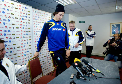 Zlatan Ibrahimovic gör entre till presskonferensen