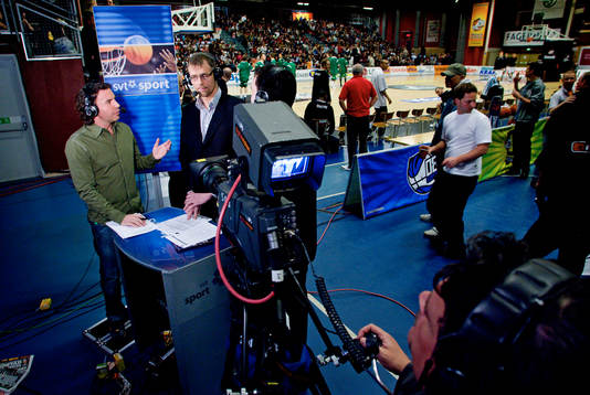 SVT sänder från matchen. TV, kamera