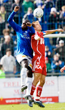 Niclas Alexandersson och Michael Mensah nickduellerar