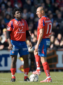 Razak Omotoyoss och Henrik Larsson, Helsingborg. Avspark