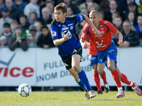 Tim Sparv, Halmstad, jagas av Henrik Larsson, Helsingborg