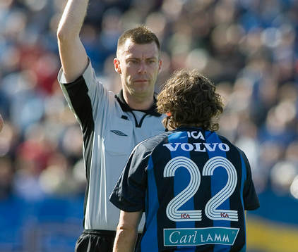 Andrej Komac blir utvisad av domare Daniel Stålhammar