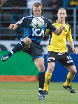 Mattias Jonson tar ner bollen