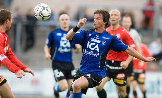 Dusan Djuric först på bollen