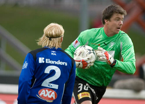 Christian Fegler, målvakt, tar bollen framför anstormande