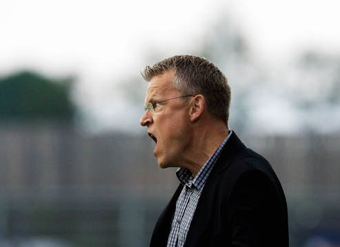 Jan Andersson, tränare, Halmstad, manar på sina mannar