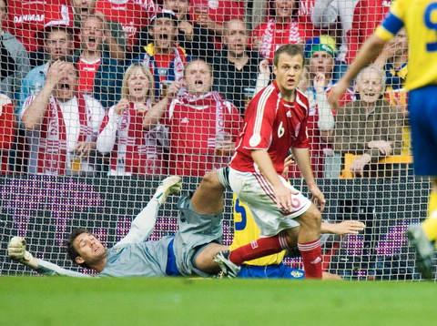 Daniel Jensen, Danmark, får Andreas Isaksson, målvakt,