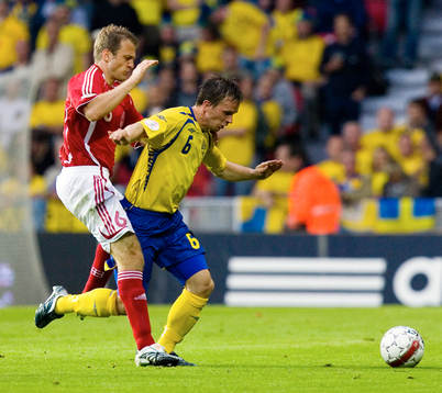 Daniel Jensen, Danmark, går hårt på Tobias Linderoth,