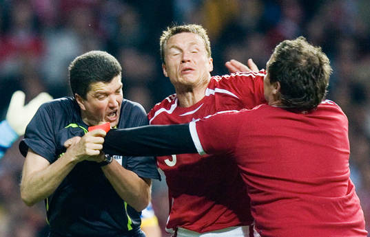 Dansk supporter går till attack emot Herbert Fandel,