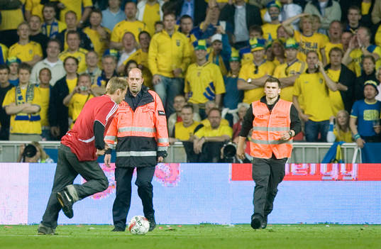 Dansk supporter på plan. Skandal. Vakter. Svenska klacken