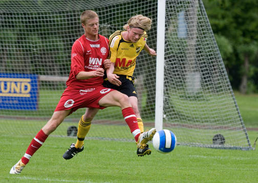 Nike-spelaren långa benet före Mikael Larsson