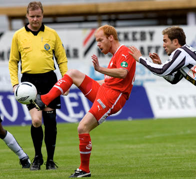 Magnus Samuelsson trycks i ryggen av Valentino Lai