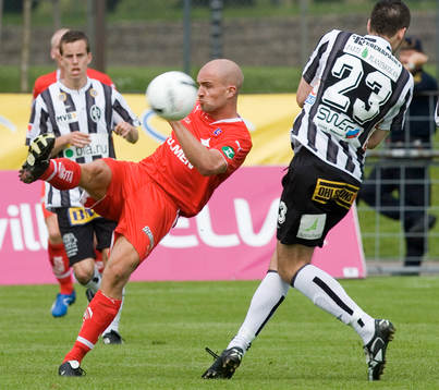 Gardar Gunnlaugsson laddar en volley