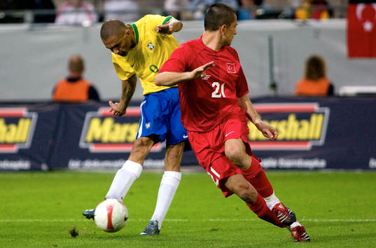 Afonso, Brasilien får iväg ett skott