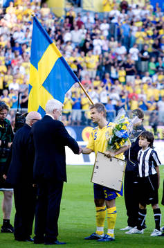 Niclas Alexandersson tar emot pris för sin 100:e landskamp