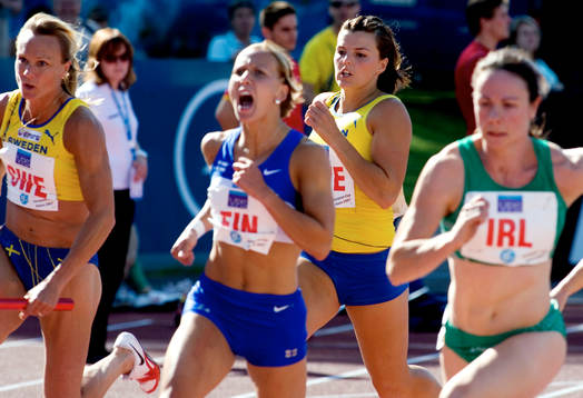 4x100 meter. Jenny Kallur lämnar över pinnen till Lena