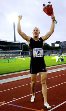 Johan Wissman vinner 400 meter och slår svenskt rekord.
