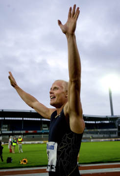 Johan Wissman vinner 400 meter och slår svenskt rekord.