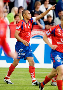 Henrik Larsson, har gjort 3-0 till Helsingborg. Jubel!