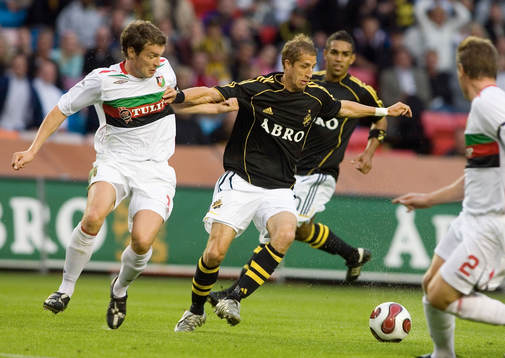 Kyle Neill, Glentoran, och Kenny Pavey, AIK