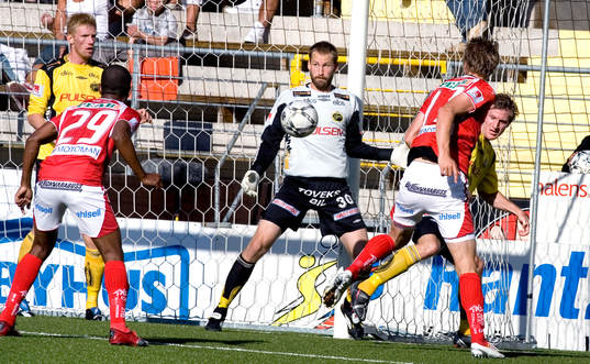 Kalabalik framför Johan Wiland, målvakt, Elfsborg,