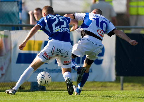 Rasmus Bengtsson och Magnus Arvidsson, kamp om bollen