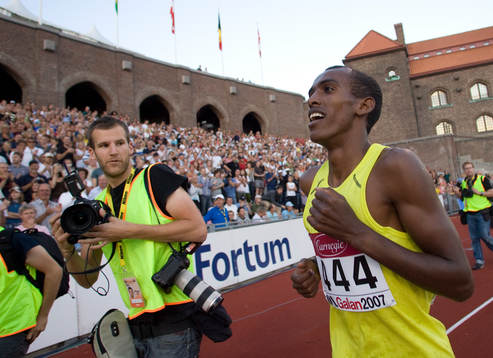 Mustafa Mohamed och fotograf Niklas Larsson