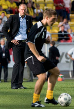 Magnus Haglund, tränare, övervakar Anders Svensson,