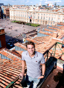 Johan Elmander i Toulouse vid Place du Capitole