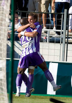 Johan Elmander och Achille Emana Edzimbi, Toulouse. Jubel.